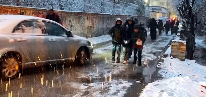 Van’da mevsimin ilk karı düştü! Beyaz şehri kapladı