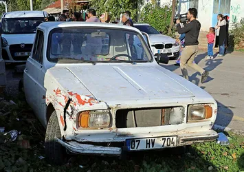 Antalya'da polislerden kaçan otomobil hırsızı evine saklandı
