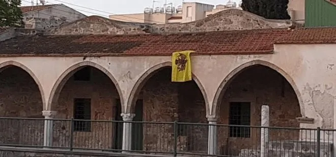 Güney Kıbrıs’ta skandal! Tuzla Camisi’nin duvarına Bizans bayrağı astılar