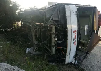 Bursa'da lastiği patlayan otobüs devrildi