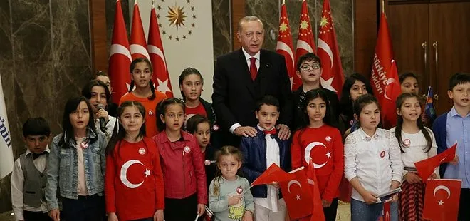 Türkiye koronavirüs tedbirleri nedeniyle İstiklal Marşı için balkonlara çıktı