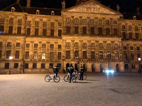 Son dakika: Kovid-19 nedeniyle Hollanda genelinde sokağa çıkma kısıtlaması başladı