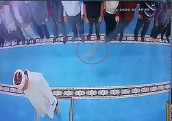 Namaz esnasında kediye tekme: O anlar kamerada! Gözaltına alındı