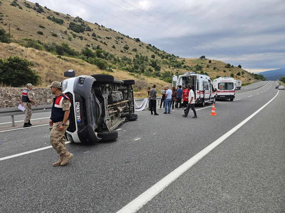 Erzincan'da minibüs devrildi! 6'sı çocuk 16 kişi yaralandı - 2