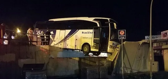 Mersin’de faciadan dönüldü! Yolcu otobüsü köprüde asılı kaldı