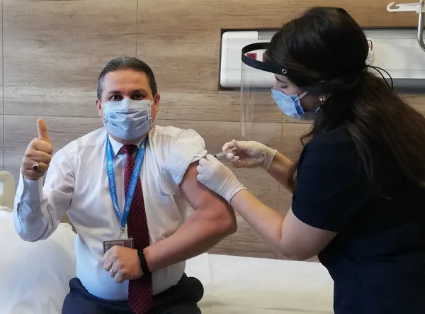 Kaç kişi koronavirüs aşısı oldu? Örnek aşılama rekor katılım