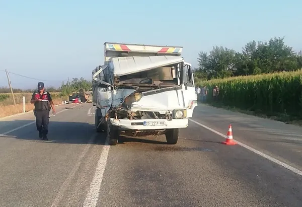 İzmir'de korkutan kaza! Tarım işçilerini taşıyan traktörle kamyon çarpıştı - 3