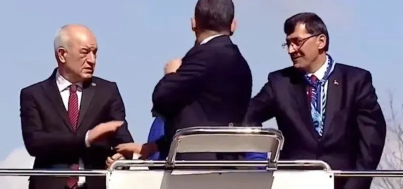 CHP lideri Özgür Özel yine adayları karıştırdı! CHP Kütahya adayı Eyüp Kahveci'nin yerine başka partilinin elini havaya kaldırdı