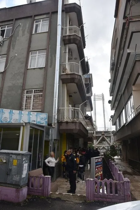 ogrenci-yurdunda-kan-donduran-olay-basi-satirla-kesildi-valilikten-flas-aciklama-1638949459941.jpg Öğrenci yurdunda kan donduran olay! Başı satırla kesildi! Valilikten flaş açıklama - 3