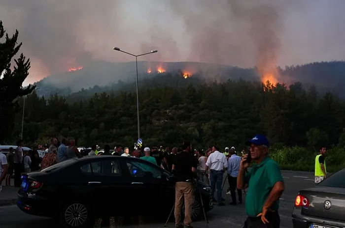 izmir-canakkale-ve-aydinda-yangin-alevlere-havadan-ve-karadan-mudahale-oteller-ve-evler-tahliye-edildi-1719687267521.jpg İzmir'deki 3 yangın kontrol altına alındı! Bakan Yumaklı yangınların çıkış nedenini açıkladı - 17