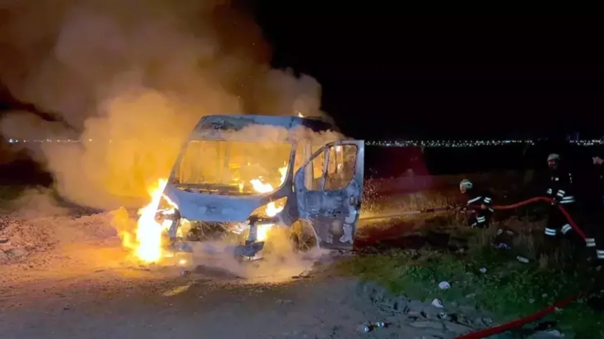 Tekirdağ-Araç sahibi, servis minibüsünü ateşe verdi