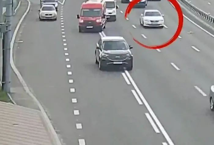 Şaşkına çeviren olay! Elektrik tellerine takılıp takla attı - 1
