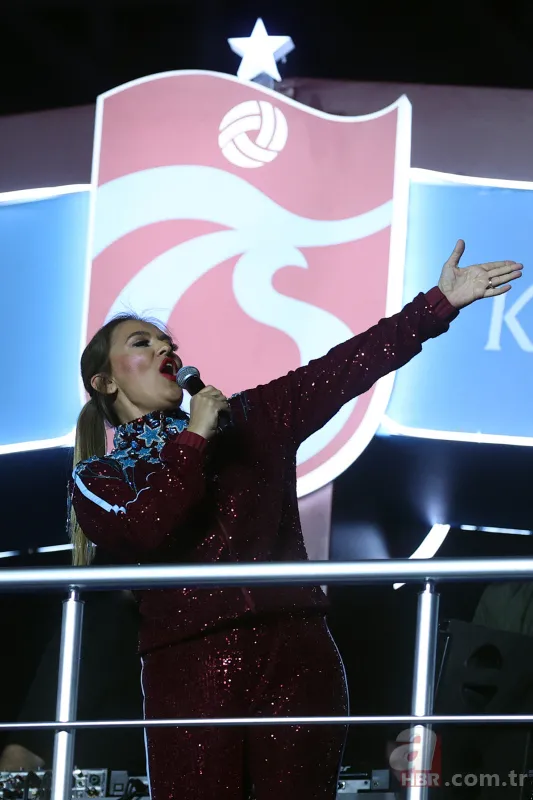 Demet Akalın pijamayla sahneye çıkmıştı! Sebebi üzdü 10