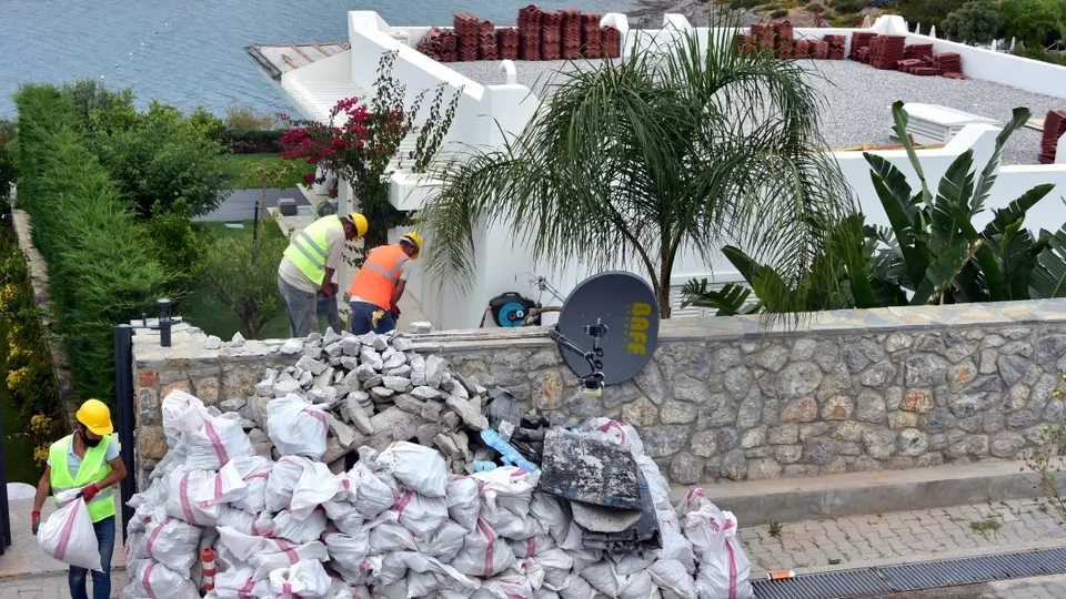 Yılmaz Özdil'in villasındaki kaçak eklentilerin yıkımı sürüyor