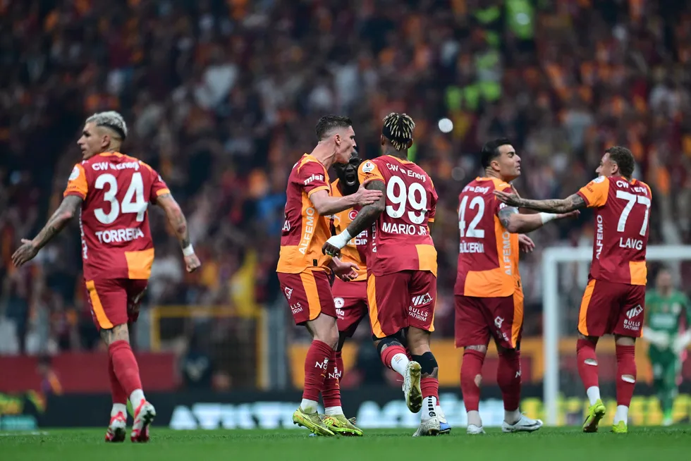 galatasaraydan-fenerbahceye-olay-gonderme-bir-daha-sakin-ha-1778363824285.jpg Galatasaray'dan Fenerbahçe'ye olay gönderme: “Bir daha sakın ha...” - 1