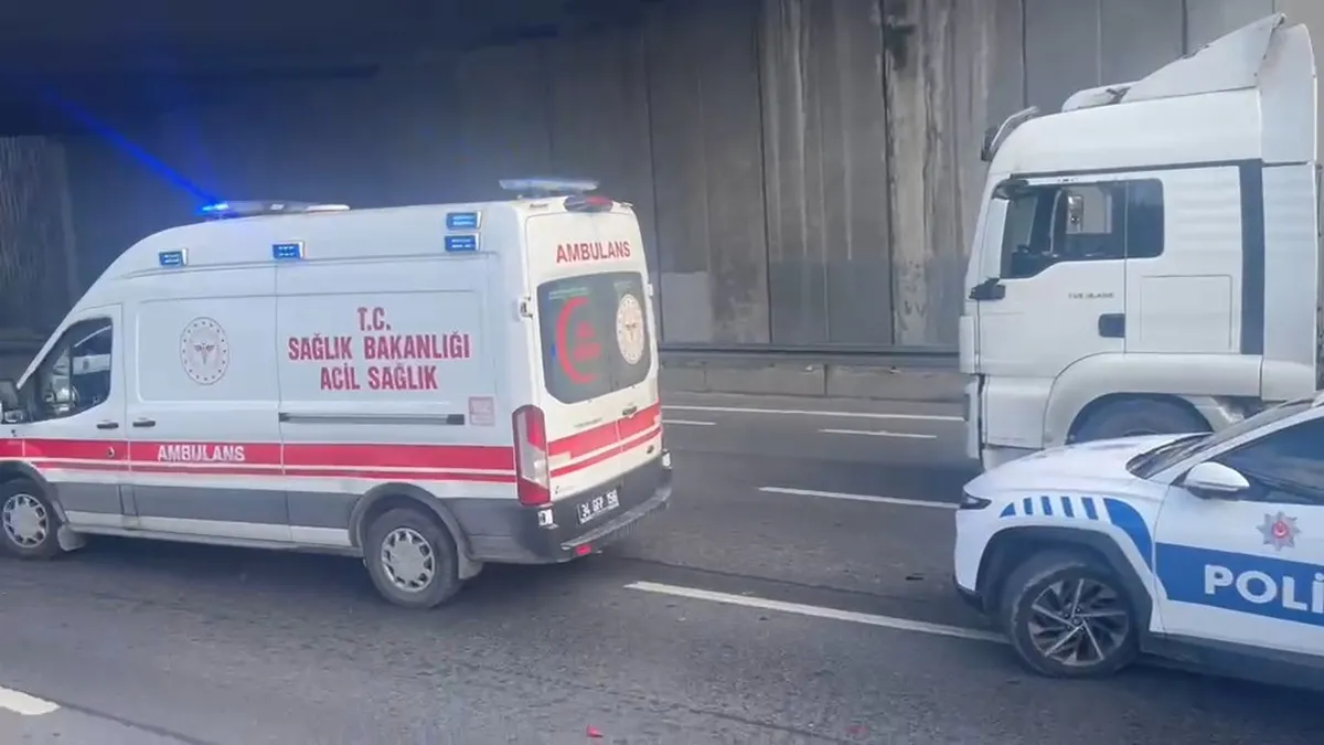 Bağcılar'da zincirleme kabus! Hafriyat kamyonu ve TIR birbirine girdi - 3