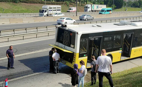 iett-otobusu-alev-aldi-yolcular-buyuk-panik-yasadi-1653898468736.jpg İETT otobüsü alev aldı! Yolcular büyük panik yaşadı - 1