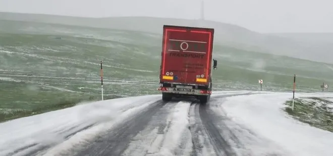 Sahra Geçidi’ne yaz ortasında kar yağdı! Sürücüler zor anlar yaşadı