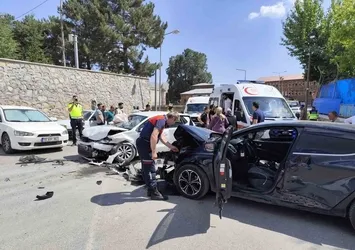 Bitlis'te otomobiller çarpıştı: 10 yaralı