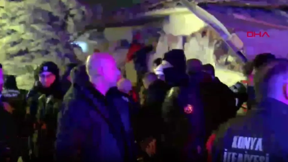 Konya’da 3 katlı bina çöktü!