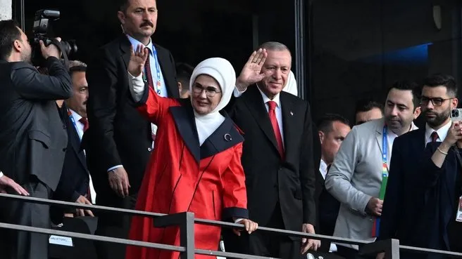 Başkan  Erdoğan Bizim çocuklara destek için tribünde!