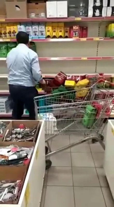 Çay fırsatçısı market sahibinden skandal görüntüler! Rafları boşaltırken böyle yakalandı - 2