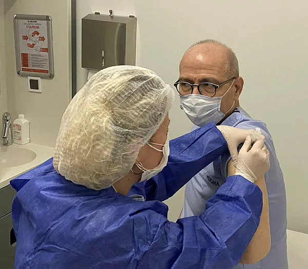 Son dakika: Koronavirüs aşılamasında ikinci adım! Huzurevleri ve bakımevlerinde aşı uygulaması bugün başladı