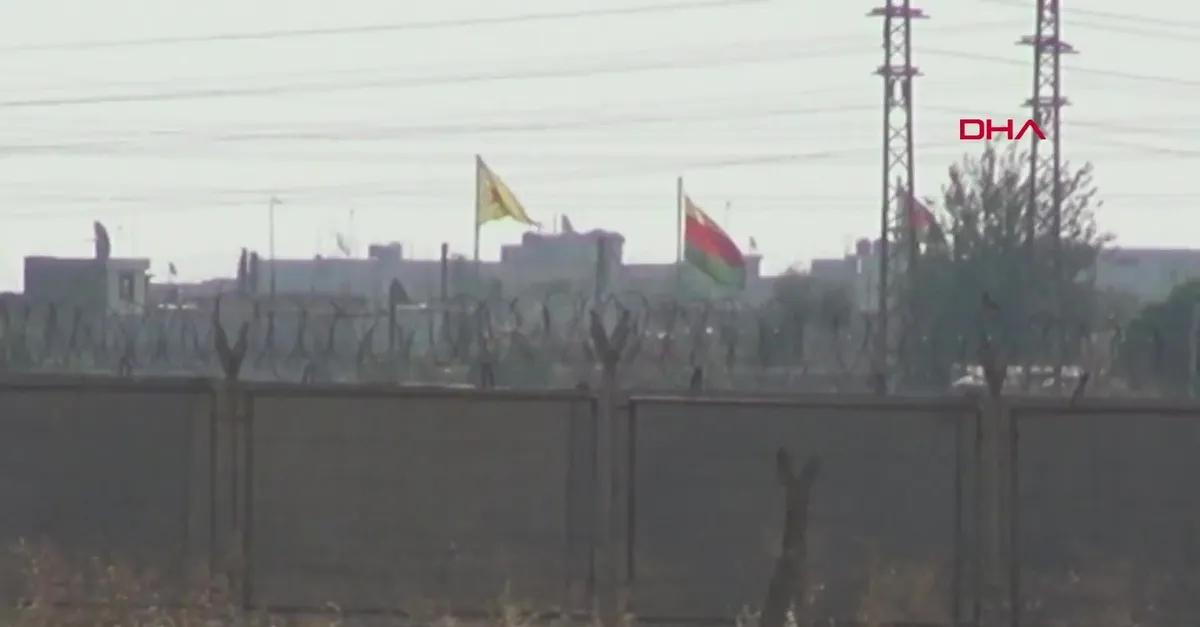 Kamışlı’da binaya Suriye bayrağı asıldı