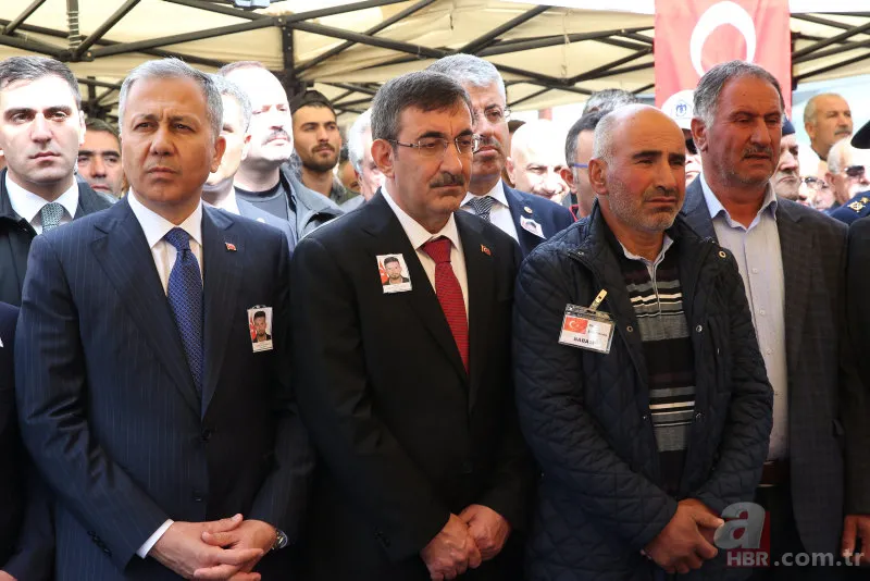 Teröristlerin aracını gasp edip, katlettiği veteriner hekim Mikail Bozlağan'a acı veda! Şehit babaya son bakış 22