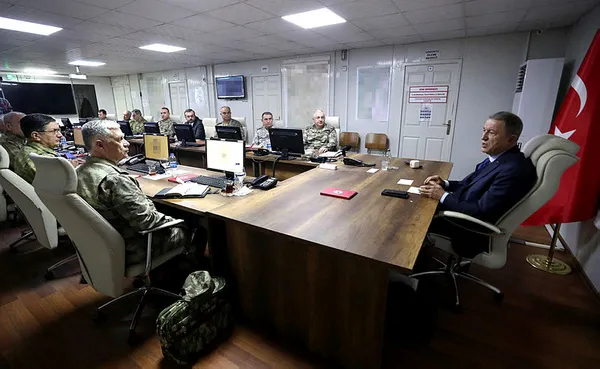 Son dakika: Bakan Hulusi Akar ve TSK komuta kademesinden sınırın sıfır noktasına kritik ziyaret - 4