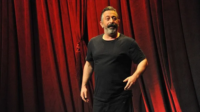 Ünlü komedyen Cem Yılmaz Mercedes aracıyla trafik kazası geçirdi