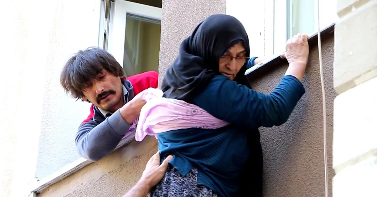 Erzurum'da sıcak saatler! Yaptığı hamleyle annesini ölümden kurtardı