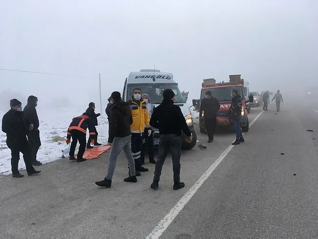 Hakkari'de yolcu minibüsü ile TIR çarpıştı: Ölü ve yaralılar var - 4