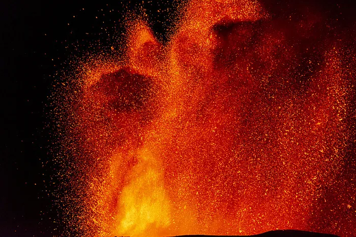 italyadaki-etna-yanardagi-hareketlendi-lav-ve-kul-puskurtmeye-devam-ediyor-1720355891188.jpg İtalya'daki Etna Yanardağı hareketlendi! Lav ve kül püskürtmeye devam ediyor... - 1
