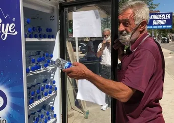 Bursalı esnaflar bir araya geldi! Yoldan geçen vatandaşlara suyu ücretsiz ikram etti