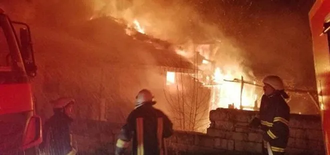 Amasya’da odunlukta çıkan yangın 2 eve sıçradı! Mahalleli sokağa döküldü