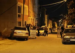 Komşu kavgası ortalığı savaş alanına çevirdi! 1'i polis 11 yaralı