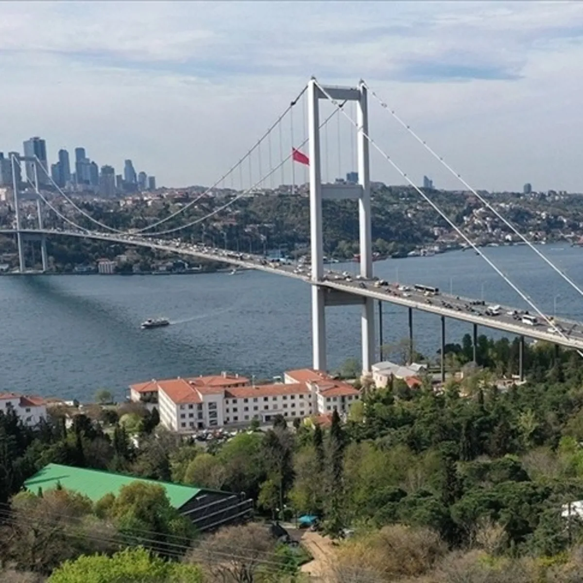 Ukrayna açıklarında drone saldırısına uğrayan Kamerun bayraklı gemi nedeniyle İstanbul Boğazı geçici olarak çift yönlü kapatıldı