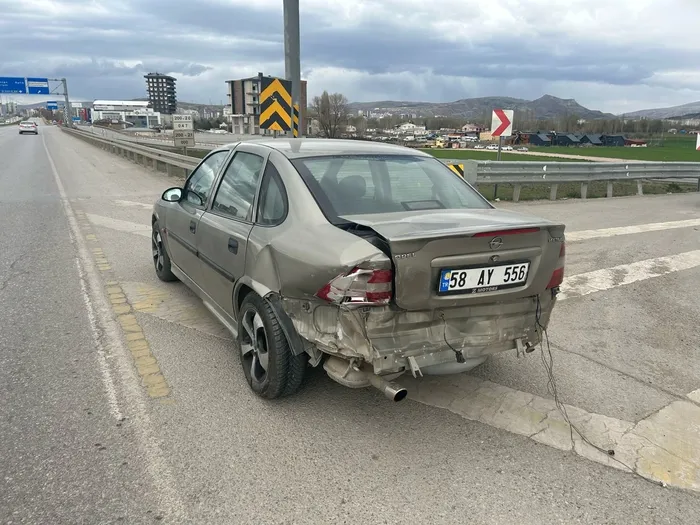 Sivas'ta iki otomobilin çarpıştığı kazada 3 kişi yaralandı - 1