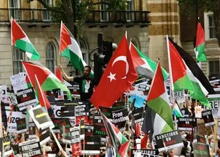 Londra'da dikkat çeken Filistin gösterisi | Türk bayrakları...