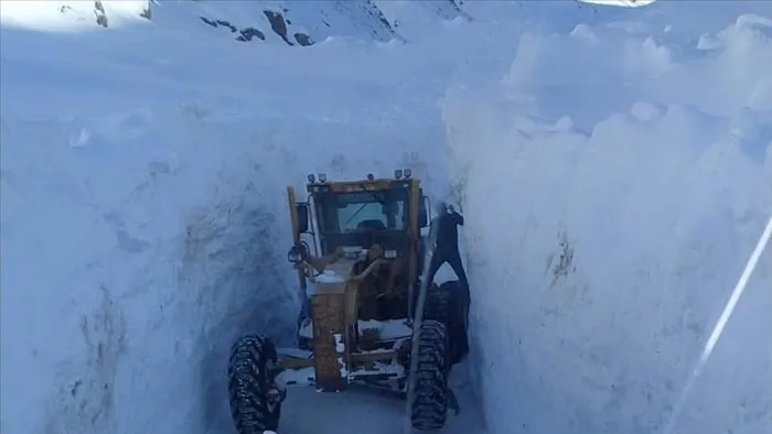 2024un-enleri-belli-oldu-sicaklik-rekoru-sanliurfada-en-soguk-yer-ise-1737013794166.jpeg Van Bahçesaray'da karla mücadele kapsamındaki çalışmalardan bir görüntü (AA)