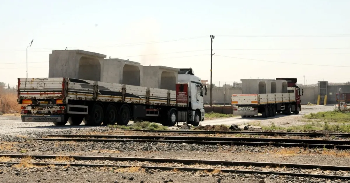 Suriye sınırına beton blok sevkiyatı