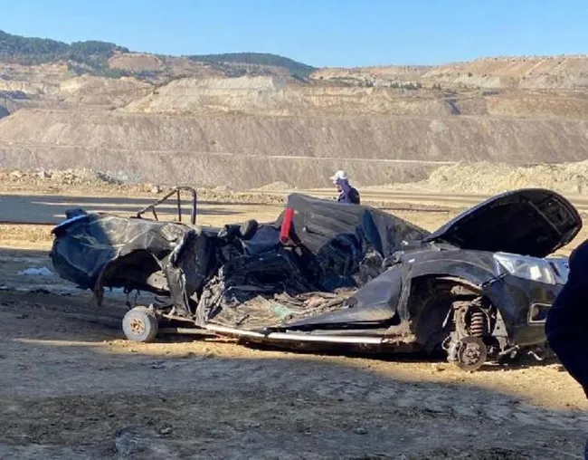 Kütahya’da maden sahasında dev iş makinesi arabayı kağıt gibi ezdi - 3