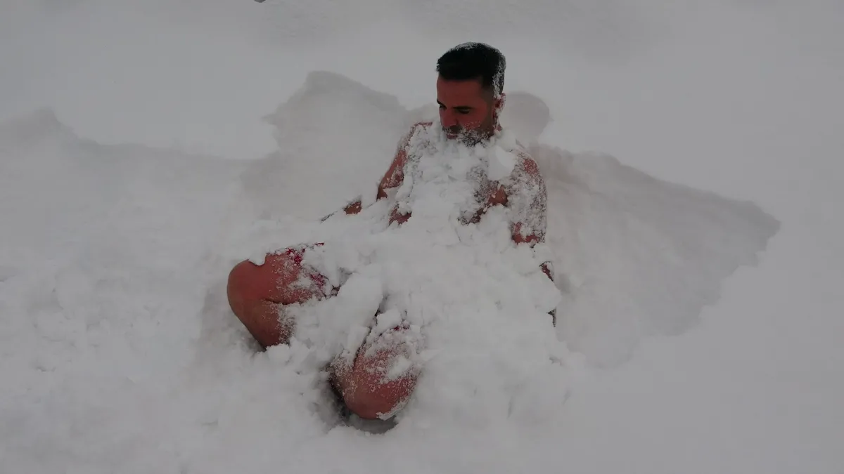 Van'da eksi 8 derecede kar banyosu yaptı