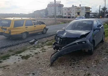 Antalya'da iki otomobil çarpıştı: 1 yaralı