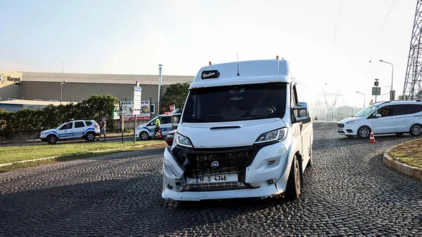 Bursa'da servis aracı devrildi: 8 kişi yaralandı - 3