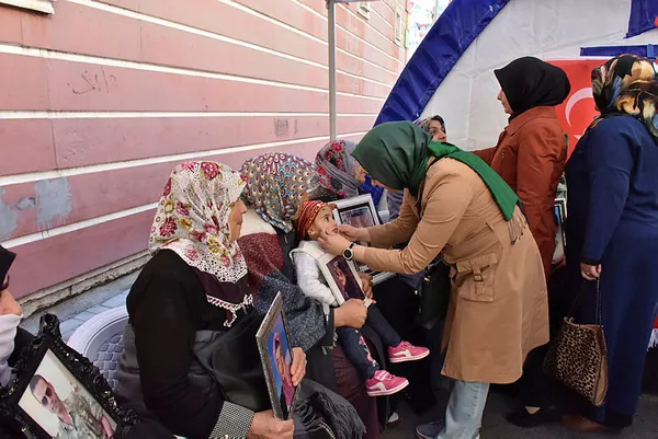 Diyarbakır'daki evlat nöbetindeki ailelerden Başkan Erdoğan ve Devlet Bahçeli'ye hediye - 4