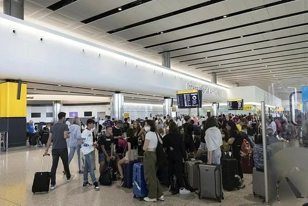 İstanbul'da 1 dakika Avrupa'da 4 saat! Londra, Paris, Roma ve Frankurt hattı çöktü: Havalimanlarında uzun kuyruklar oluştu - 6