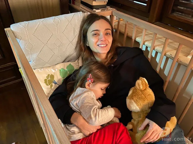 Güzelliğiyle hayran bırakan Hande Erçel'in makyajsız hali olay oldu 19