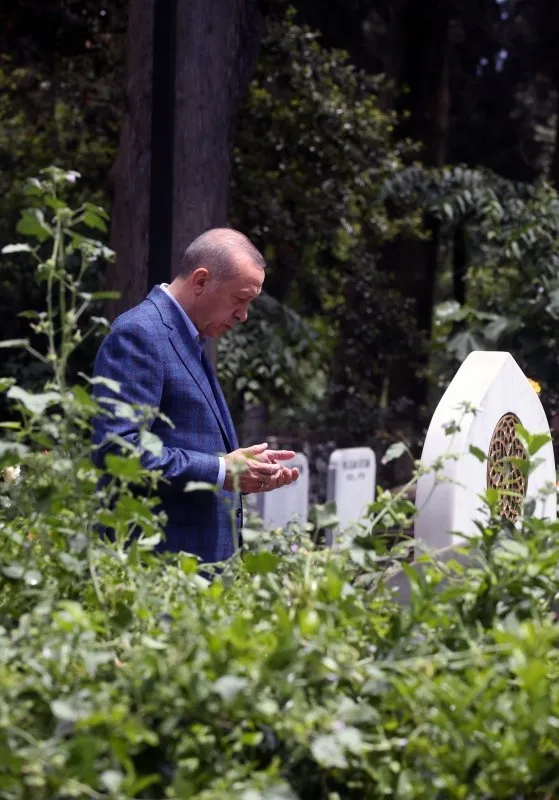 Başkan Erdoğan anne ve babasının kabrini ziyaret etti! 15 Temmuz şehidi Erol Olçok’u da unutmadı